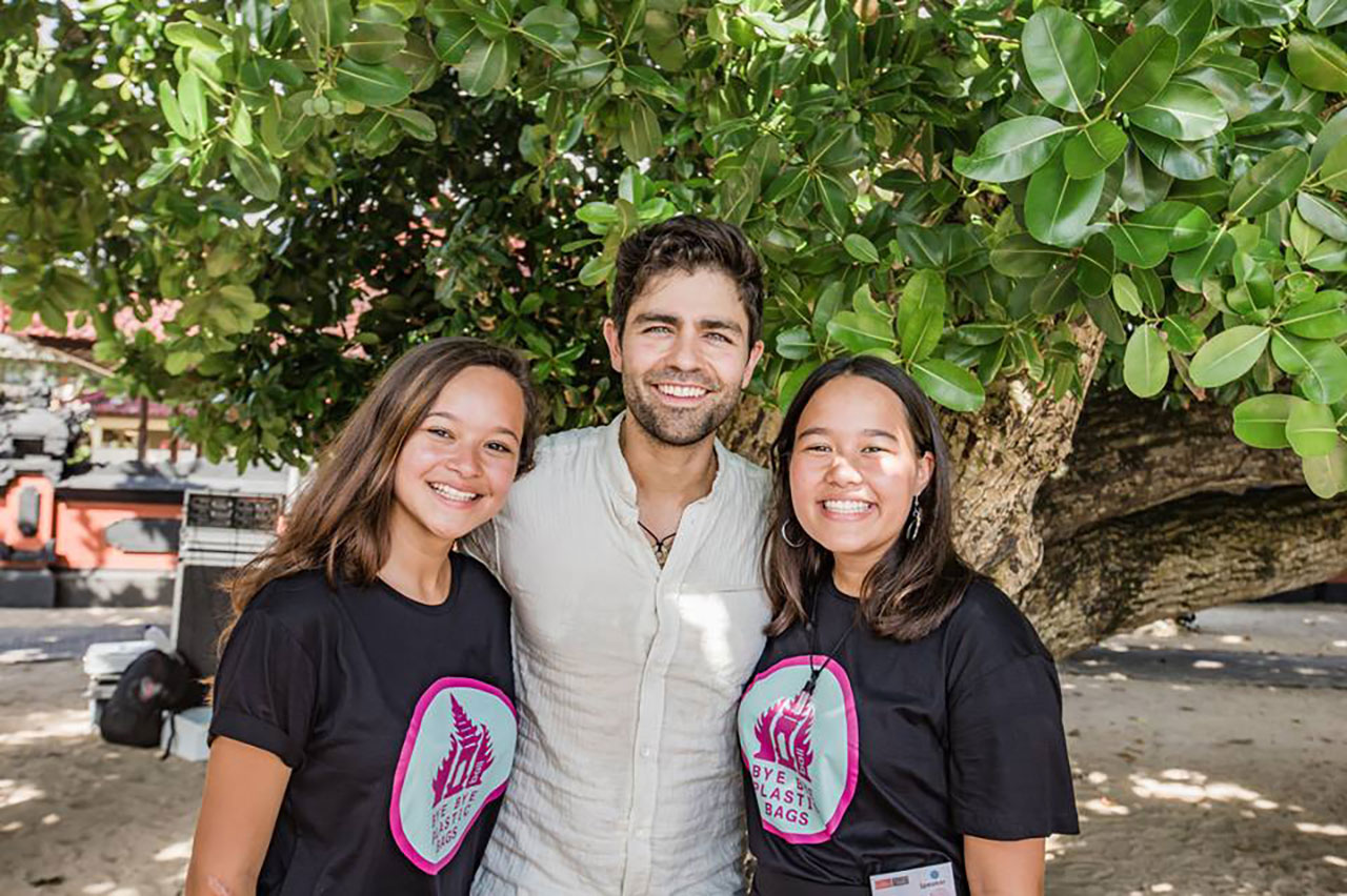 Melati and Isabel Wijsen with Adrian Grenier